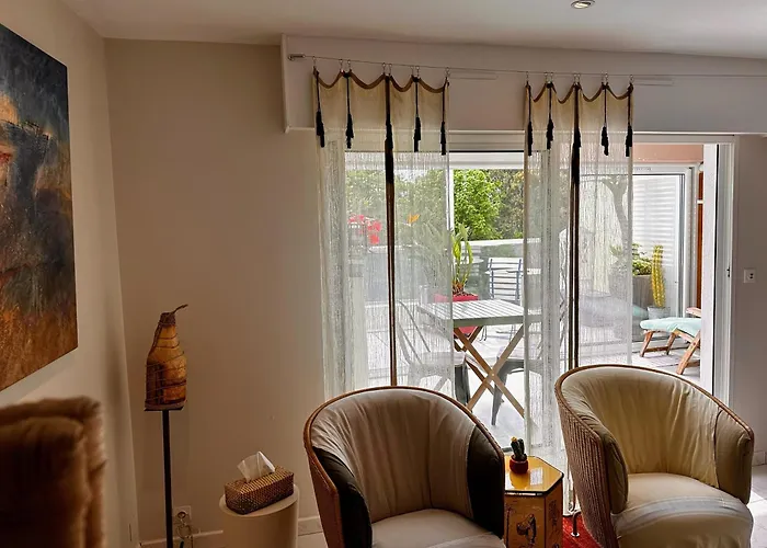 Apartment Appt, Terrasse ,velo , Plages & Port A Proximite , Idealement Bien Situe, Dernier Etage *