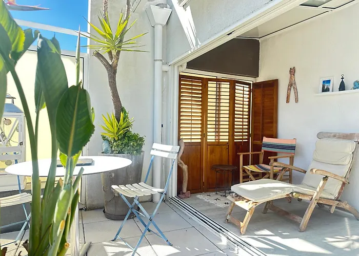 Appt, Terrasse ,velo , Plages & Port A Proximite , Idealement Bien Situe, Dernier Etage Apartment